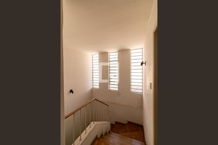 Casa à venda com 200m², 4 quartos e 2 vagas Casa à venda com 200m², 4 quartos e 2 vagasEscada