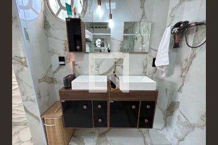 Apartamento à venda com 135m², 3 quartos e 2 vagas Apartamento à venda com 135m², 3 quartos e 2 vagasBanheiro da Suíte 1