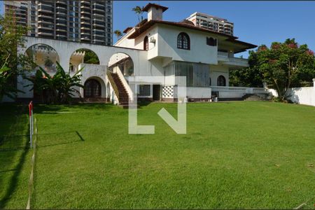 Casa à venda com 1600m², 11 quartos e 10 vagas Casa à venda com 1600m², 11 quartos e 10 vagasÁrea externa