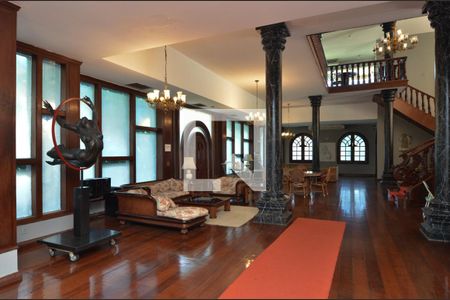 Casa à venda com 1600m², 11 quartos e 10 vagas Casa à venda com 1600m², 11 quartos e 10 vagasSala