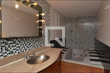 Casa à venda com 1600m², 11 quartos e 10 vagas Casa à venda com 1600m², 11 quartos e 10 vagasBanheiro da Suíte 6