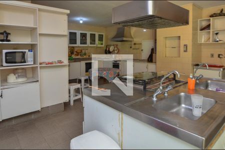 Casa à venda com 1600m², 11 quartos e 10 vagas Casa à venda com 1600m², 11 quartos e 10 vagasCozinha 2