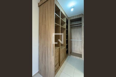 Closet da suíte 1 de apartamento para alugar com 2 quartos, 86m² em Tamboré, Santana de Parnaíba