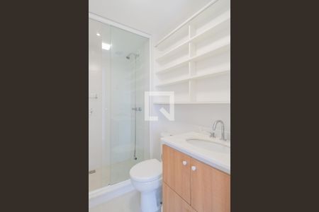 Banheiro de apartamento à venda com 1 quarto, 58m² em Azenha, Porto Alegre
