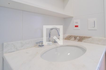 Banheiro de apartamento à venda com 1 quarto, 58m² em Azenha, Porto Alegre