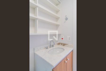 Banheiro de apartamento à venda com 1 quarto, 58m² em Azenha, Porto Alegre