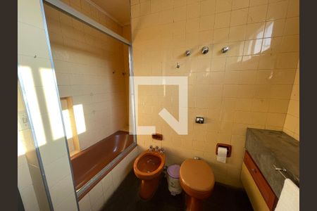 Casa à venda com 295m², 4 quartos e 4 vagas Casa à venda com 295m², 4 quartos e 4 vagasBanheiro 4