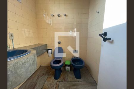 Casa à venda com 295m², 4 quartos e 4 vagas Casa à venda com 295m², 4 quartos e 4 vagasBanheiro 2