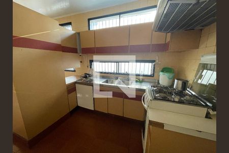 Casa à venda com 295m², 4 quartos e 4 vagas Casa à venda com 295m², 4 quartos e 4 vagasCozinha