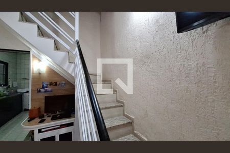 Escada da Sala de casa para alugar com 2 quartos, 99m² em Canto do Forte, Praia Grande