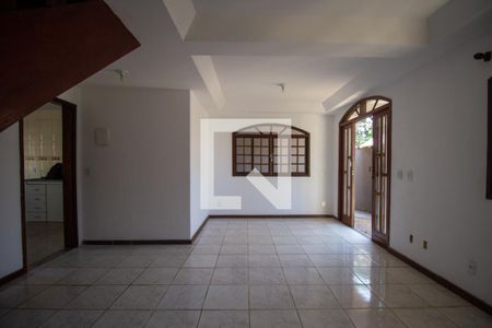 Sala de casa de condomínio para alugar com 3 quartos, 180m² em Vargem Grande, Rio de Janeiro