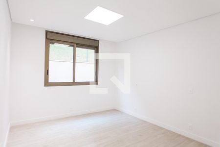 Casa de condomínio à venda com 386m², 4 quartos e 6 vagas Casa de condomínio à venda com 386m², 4 quartos e 6 vagassuite 3