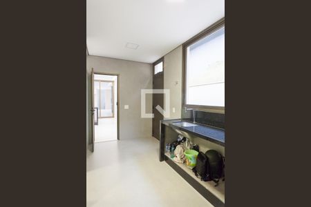 Casa de condomínio à venda com 386m², 4 quartos e 6 vagas Casa de condomínio à venda com 386m², 4 quartos e 6 vagasÁrea de Serviço