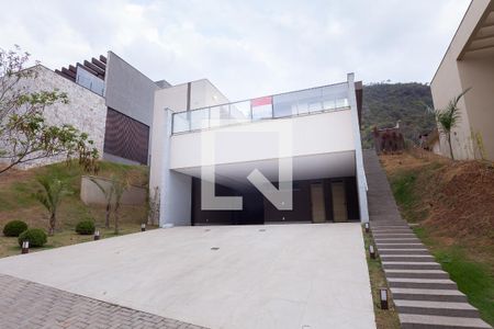Casa de condomínio à venda com 386m², 4 quartos e 6 vagas Casa de condomínio à venda com 386m², 4 quartos e 6 vagasFachada