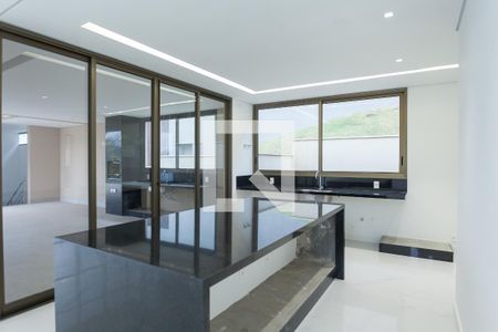 Casa de condomínio à venda com 386m², 4 quartos e 6 vagas Casa de condomínio à venda com 386m², 4 quartos e 6 vagasCozinha