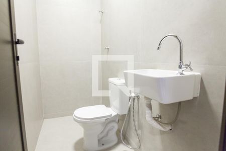 Casa de condomínio à venda com 386m², 4 quartos e 6 vagas Casa de condomínio à venda com 386m², 4 quartos e 6 vagasBanheiro de serviço