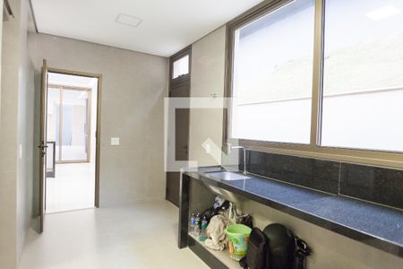 Casa de condomínio à venda com 386m², 4 quartos e 6 vagas Casa de condomínio à venda com 386m², 4 quartos e 6 vagasÁrea de Serviço