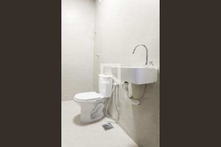 Casa de condomínio à venda com 386m², 4 quartos e 6 vagas Casa de condomínio à venda com 386m², 4 quartos e 6 vagasBanheiro de serviço