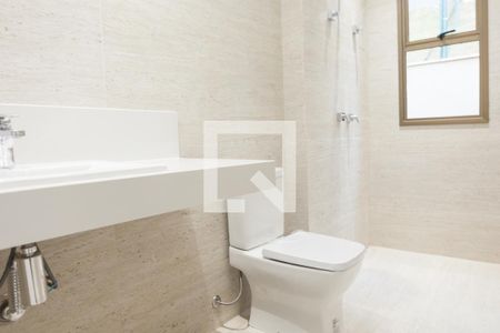 Casa de condomínio à venda com 386m², 4 quartos e 6 vagas Casa de condomínio à venda com 386m², 4 quartos e 6 vagasBanheiro suite 3