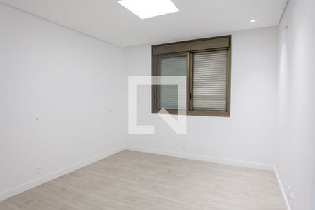 Casa de condomínio à venda com 386m², 4 quartos e 6 vagas Casa de condomínio à venda com 386m², 4 quartos e 6 vagassuite 2