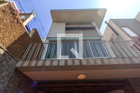 Casa à venda com 226m², 4 quartos e 2 vagas Casa à venda com 226m², 4 quartos e 2 vagasFachada