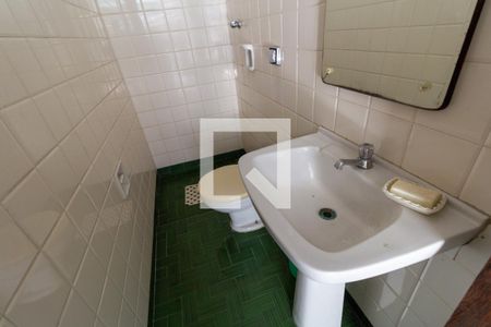 Casa à venda com 226m², 4 quartos e 2 vagas Casa à venda com 226m², 4 quartos e 2 vagasBanheiro da Área de Serviço