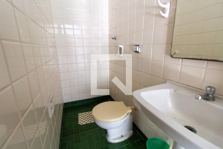 Casa à venda com 226m², 4 quartos e 2 vagas Casa à venda com 226m², 4 quartos e 2 vagasBanheiro da Área de Serviço