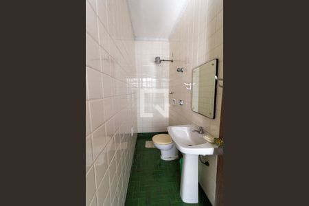 Casa à venda com 226m², 4 quartos e 2 vagas Casa à venda com 226m², 4 quartos e 2 vagasBanheiro da Área de Serviço