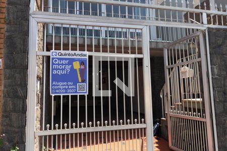 Casa à venda com 226m², 4 quartos e 2 vagas Casa à venda com 226m², 4 quartos e 2 vagasFachada