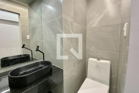 Banheiro de kitnet/studio para alugar com 1 quarto, 30m² em Centro, Rio de Janeiro