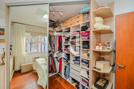 Quarto 1/closet de apartamento para alugar com 3 quartos, 98m² em Vila Ipiranga, Porto Alegre