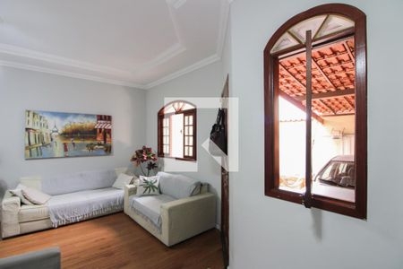 Sala de casa à venda com 3 quartos, 180m² em Piratininga, Belo Horizonte