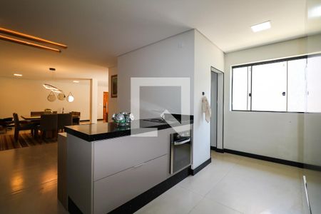 Casa à venda com 474m², 4 quartos e 4 vagas Casa à venda com 474m², 4 quartos e 4 vagasCozinha