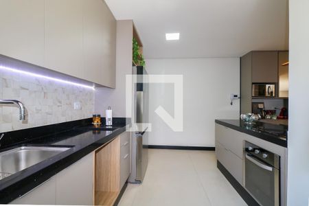 Casa à venda com 474m², 4 quartos e 4 vagas Casa à venda com 474m², 4 quartos e 4 vagasCozinha