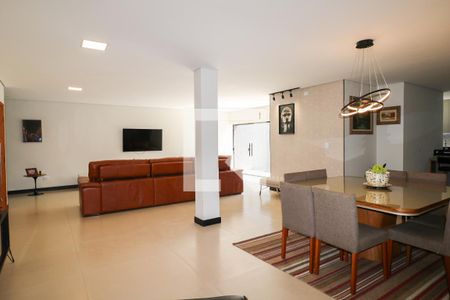 Casa à venda com 474m², 4 quartos e 4 vagas Casa à venda com 474m², 4 quartos e 4 vagasSala de Jantar