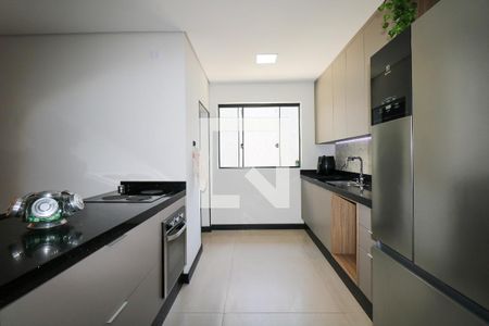 Casa à venda com 474m², 4 quartos e 4 vagas Casa à venda com 474m², 4 quartos e 4 vagasCozinha