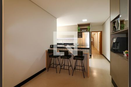 Casa à venda com 474m², 4 quartos e 4 vagas Casa à venda com 474m², 4 quartos e 4 vagasCozinha