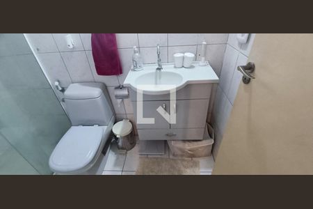 Banheiro de apartamento à venda com 2 quartos, 57m² em Parque Pinheiros, Taboão da Serra