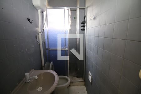 Banheiro de apartamento para alugar com 1 quarto, 45m² em Parada de Lucas, Rio de Janeiro