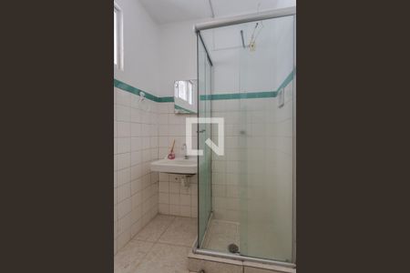 Banheiro de kitnet/studio para alugar com 1 quarto, 29m² em Floresta, Porto Alegre