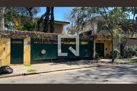 Fachada de casa à venda com 3 quartos, 320m² em Alto de Pinheiros, São Paulo