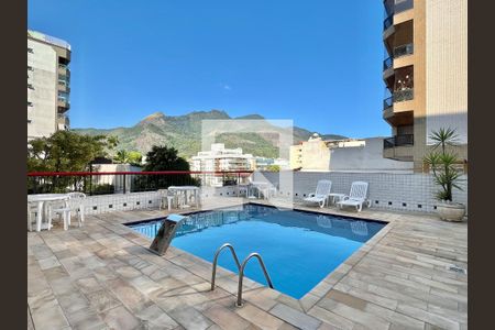 Apartamento à venda com 146m², 3 quartos e 2 vagas Apartamento à venda com 146m², 3 quartos e 2 vagasÁrea comum - Piscina