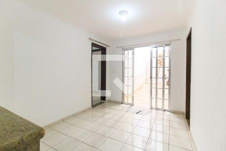 Sala 1 de casa para alugar com 2 quartos, 50m² em Jardim Mimar, São Paulo