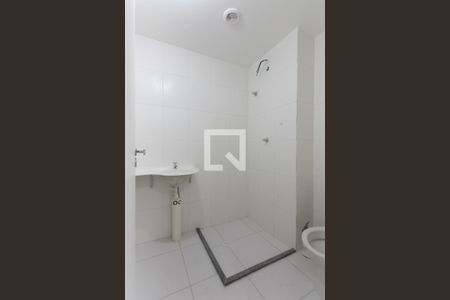 Banheiro  de kitnet/studio para alugar com 1 quarto, 27m² em Conjunto Residencial José Bonifácio, São Paulo