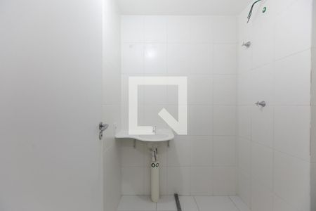 Banheiro  de kitnet/studio para alugar com 1 quarto, 27m² em Conjunto Residencial José Bonifácio, São Paulo