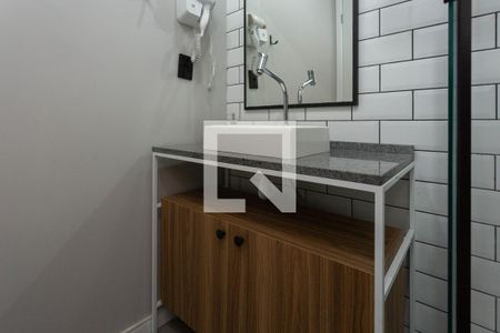 Banheiro de apartamento à venda com 1 quarto, 20m² em Santa Cecília, Porto Alegre