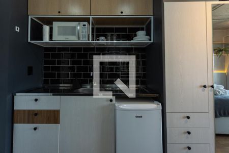 Cozinha de apartamento para alugar com 1 quarto, 20m² em Santa Cecília, Porto Alegre