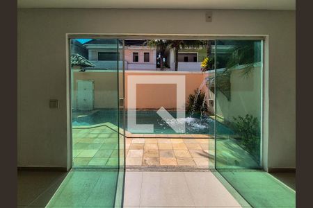 Sala de casa de condomínio para alugar com 4 quartos, 220m² em Vargem Grande, Rio de Janeiro