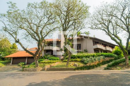 Casa de condomínio para alugar com 1400m², 8 quartos e 4 vagas Casa de condomínio para alugar com 1400m², 8 quartos e 4 vagasFachada