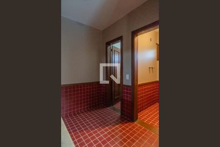 Casa de condomínio para alugar com 1400m², 8 quartos e 4 vagas Casa de condomínio para alugar com 1400m², 8 quartos e 4 vagasBanheiro externo